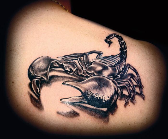 татуировка на скорпион по рамото