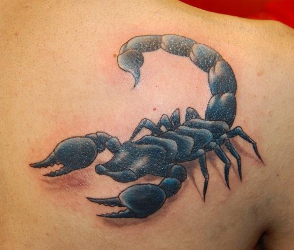 tatuaż skorpiona na jego ramieniu
