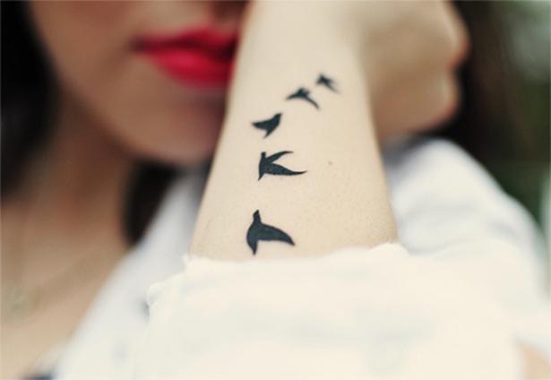 tetování vlaštoví na zápěstí