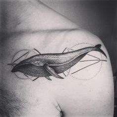 tatuaż wieloryba na obojczyku