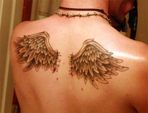 ali tatuaggio sul retro delle ragazze