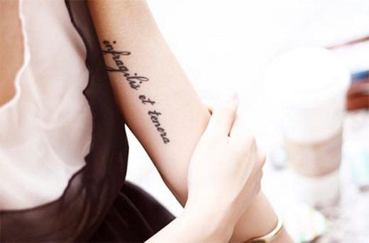tatuaż z napisem na ramieniu z tłumaczeniem