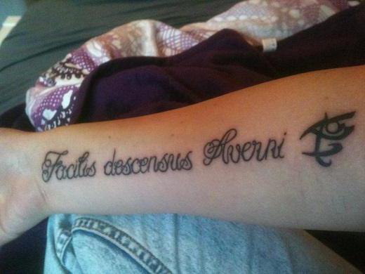tetování s nápisem na paži s překladem