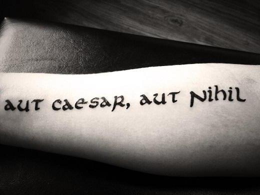 tatuaggio con una scritta sul braccio con la traduzione