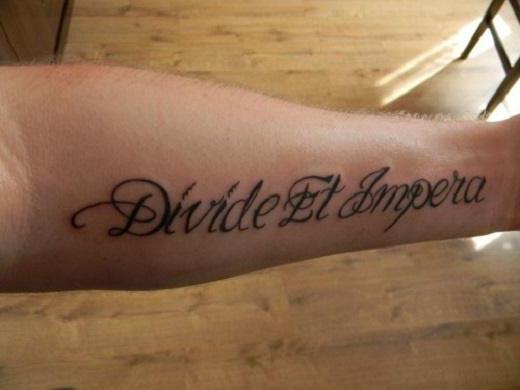 napis w języku łacińskim na tatuaż na ramieniu