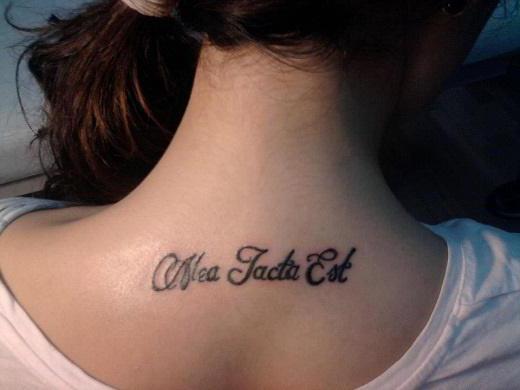 tatuaż z napisem na ramieniu z tłumaczeniem