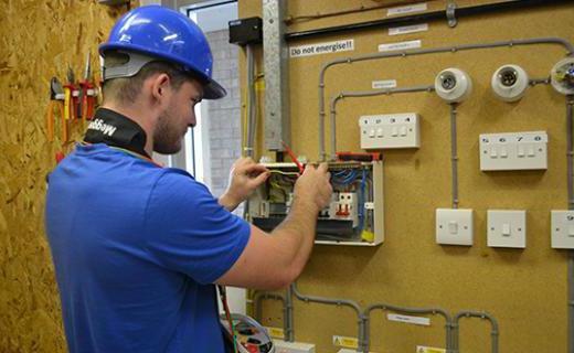 organizační a technické opatření při práci v elektrických instalacích