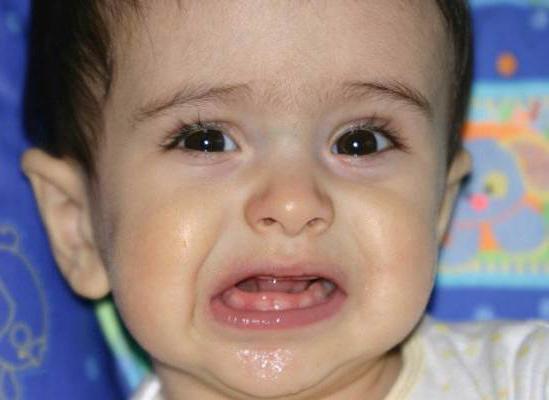 как да помогнете на детето при прорекването на зъбите