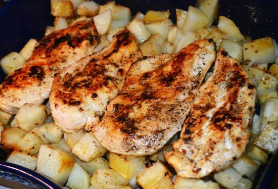 пилешки гърди във фурната с картофи