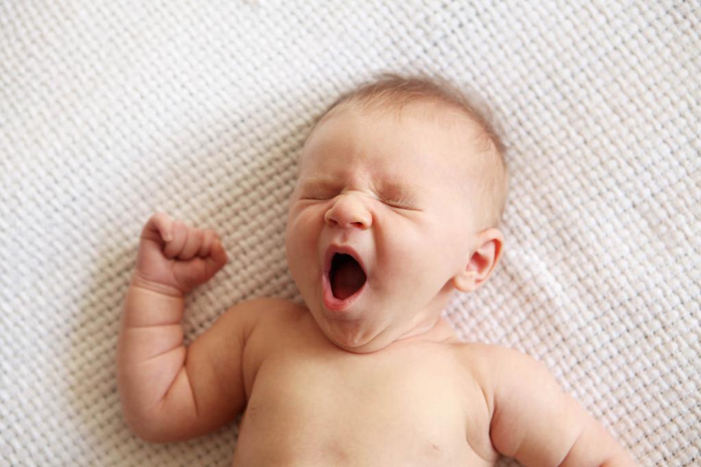 2-месечно бебе се събужда през нощта на всеки час.