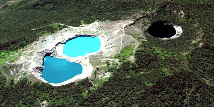 lago nel cratere di un vulcano