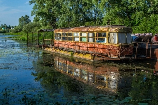 napušteni riječni tramvaj na gumi