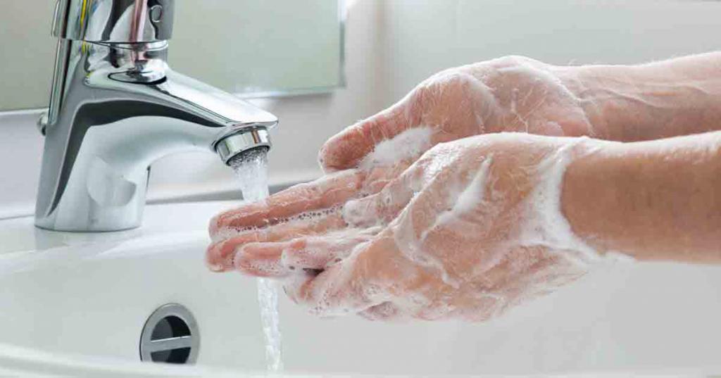 mycie rąk mydłem