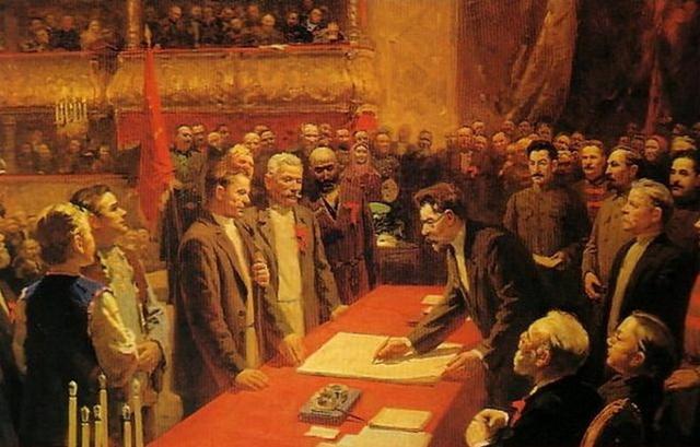 Приета е първата конституция на СССР