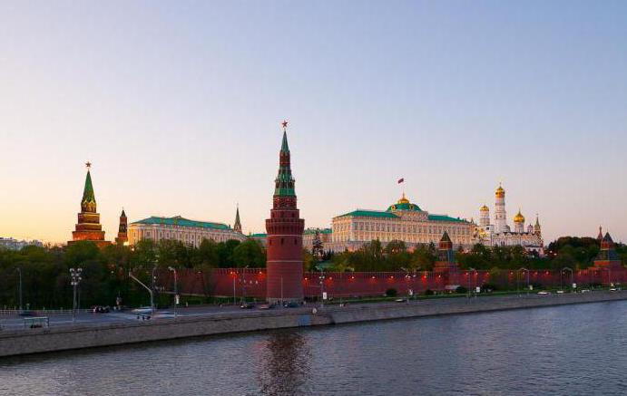 изградња белог камена Кремља у Москви
