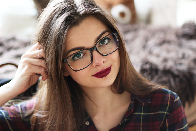 Piękna dziewczyna w okularach