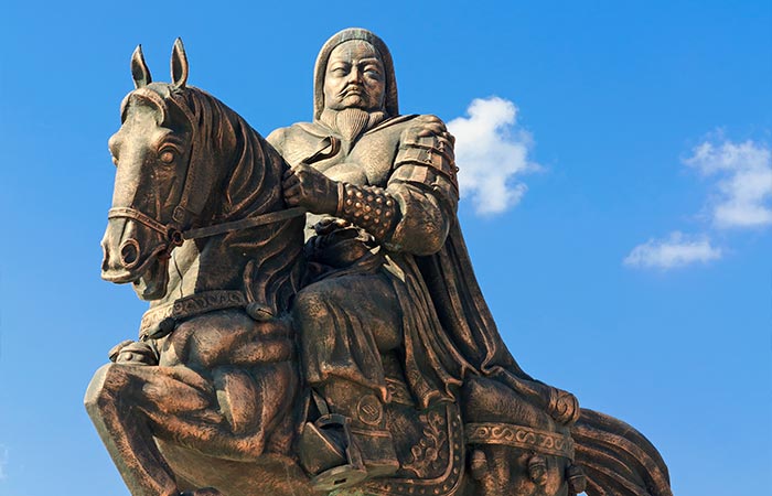 Споменик Џингис Кану