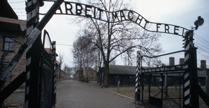 nápis na břehu Auschwitzu