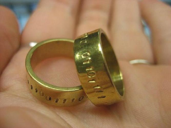 nápisy uvnitř snubních prstenů