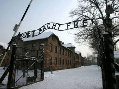 Natpis na Auschwitzu