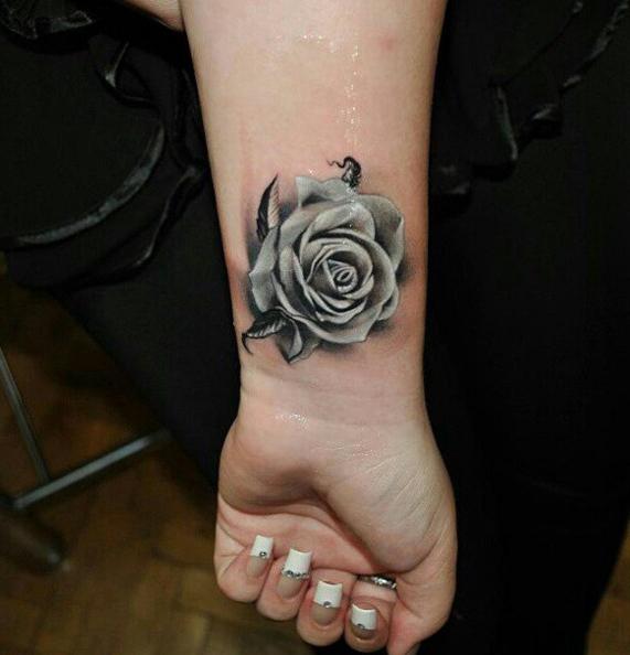 стойността на татуировка роза момиче