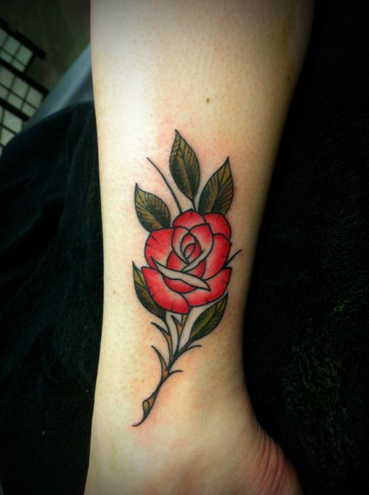 Róża na ramieniu oznacza tatuaż
