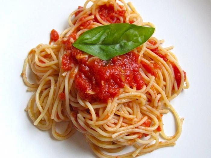 špageti paradižnikova omaka