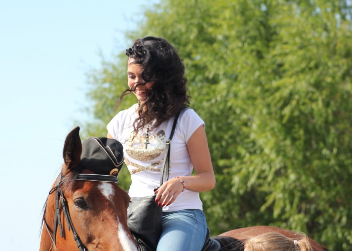 Девојка на коњу