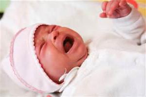 zakaj ima novorojenček bolečino v trebuhu?