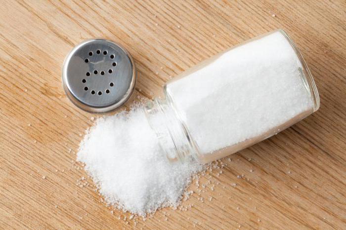 posuti solju na stol