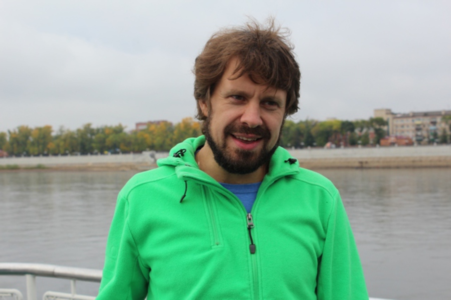 Sergey in una giacca verde