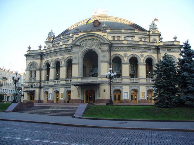 Teatro dell'Opera e del Balletto nel tabellone per le affissioni di Kiev