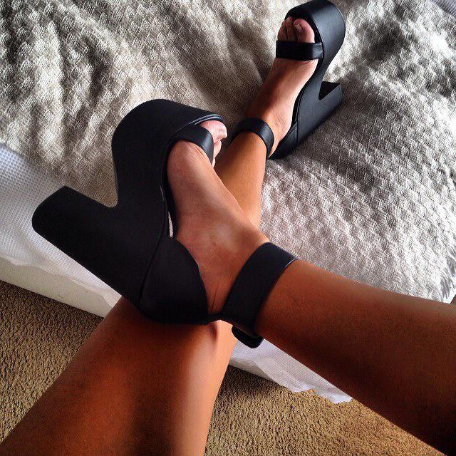 Črne sandale z debelimi petami