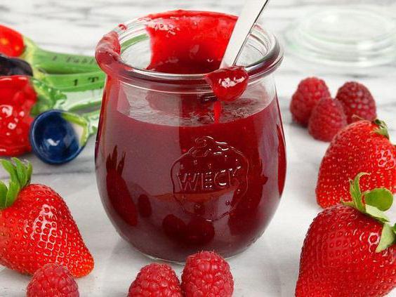 рецепта за сладко от ягоди с цели плодове