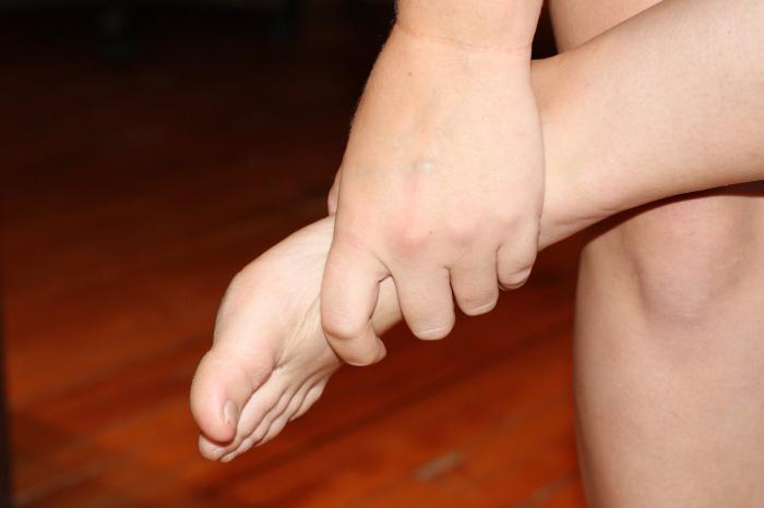 come rimuovere le unghie sul piede
