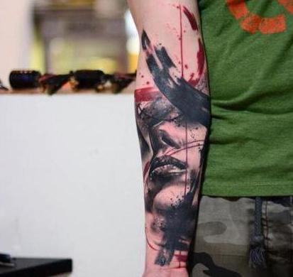 tattoo thrash polka sulla mano dell'uomo