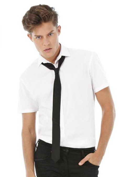 kravatu s košuljom kratkih rukava za maturiranje
