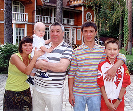 Tokhtakhunov v zemi se svou rodinou