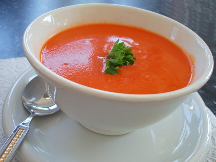 Доматена супа с боб