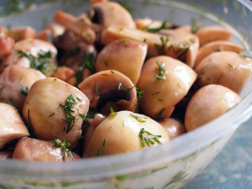 маринована рецепта за салата от печурка