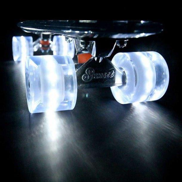 skateboard con ruote luminose