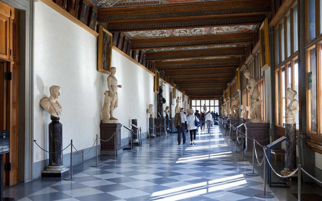 hodnik galerije Uffizi
