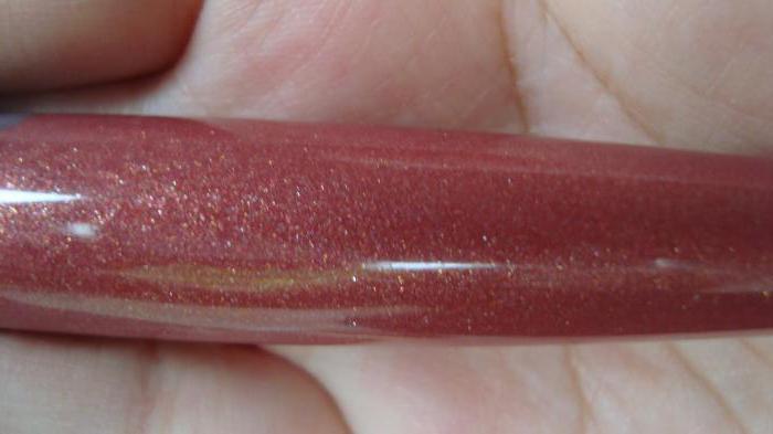 Ultravijolični Avon glosni videz za ustnice