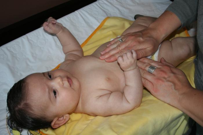 massaggio di ernia ombelicale nei neonati