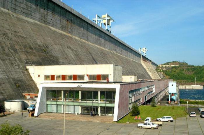 Усть-Илимска водноелектрическа централа на реката