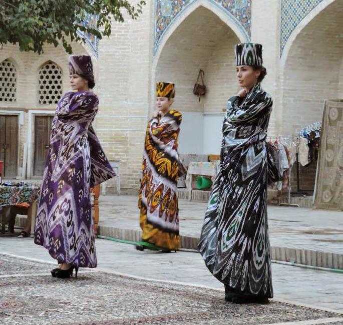 šaty z uzbeckého saténu