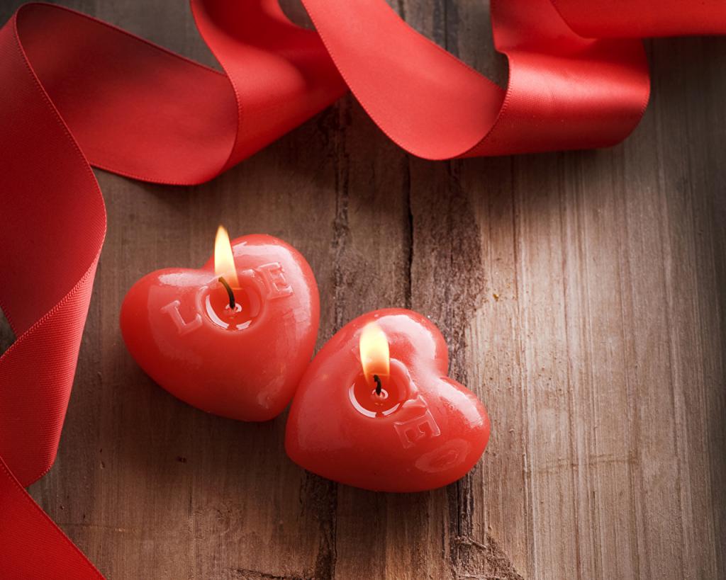 Червени панделки и свещи - незаменими атрибути
