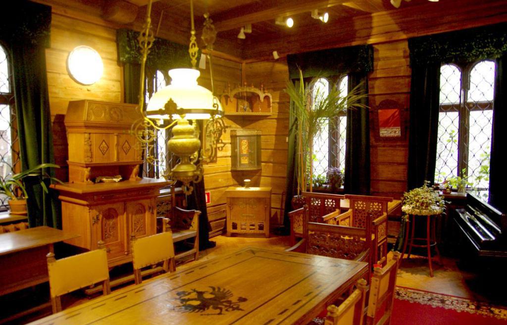 Sala da pranzo nella casa di Vasnetsov