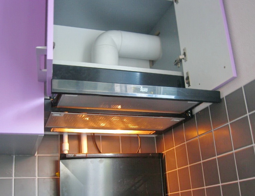 Cucina con condotto di ventilazione