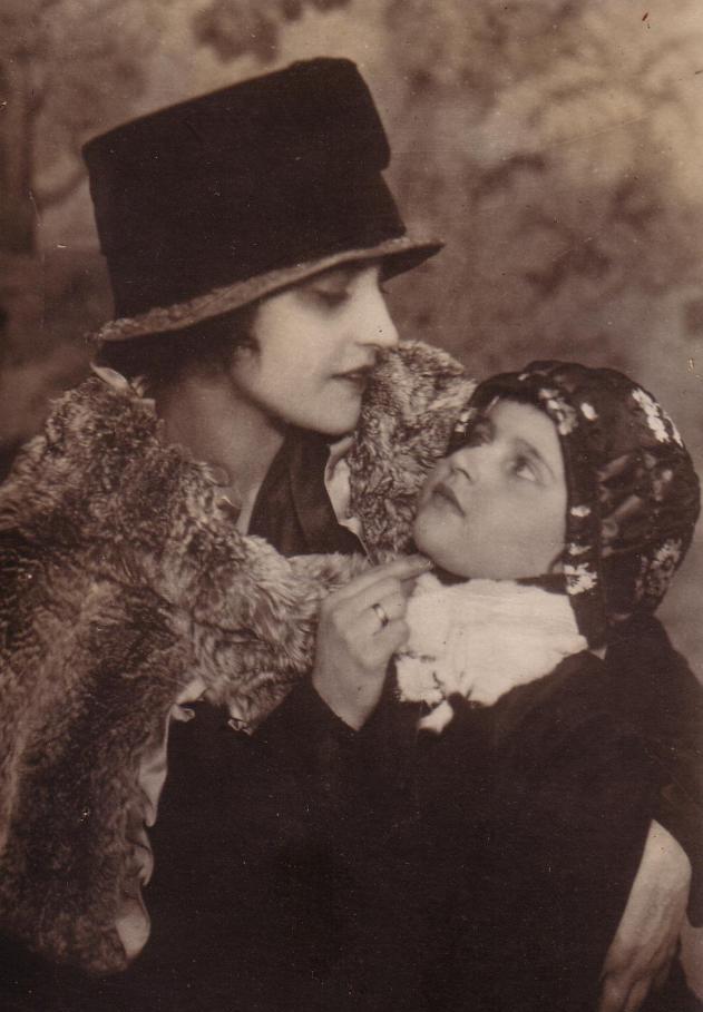 Вера Хладна са својом ћерком